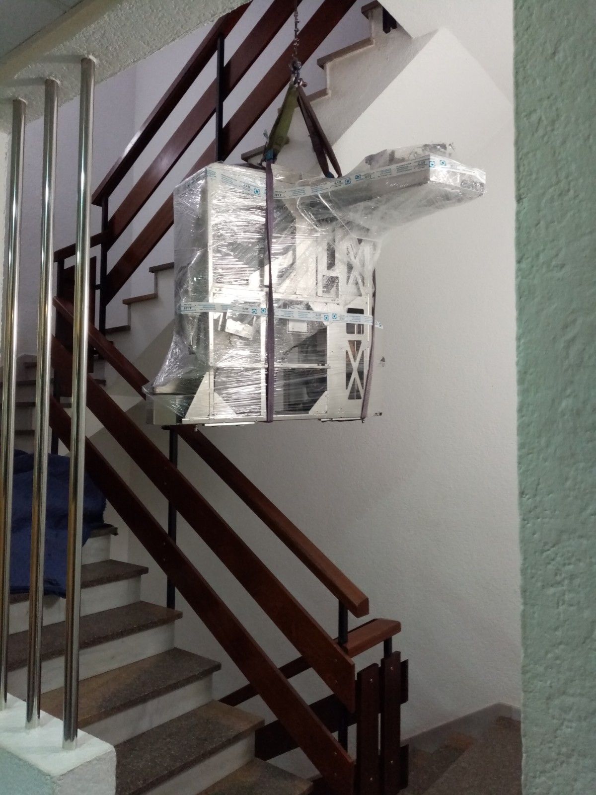 Traslado de láser por escalera